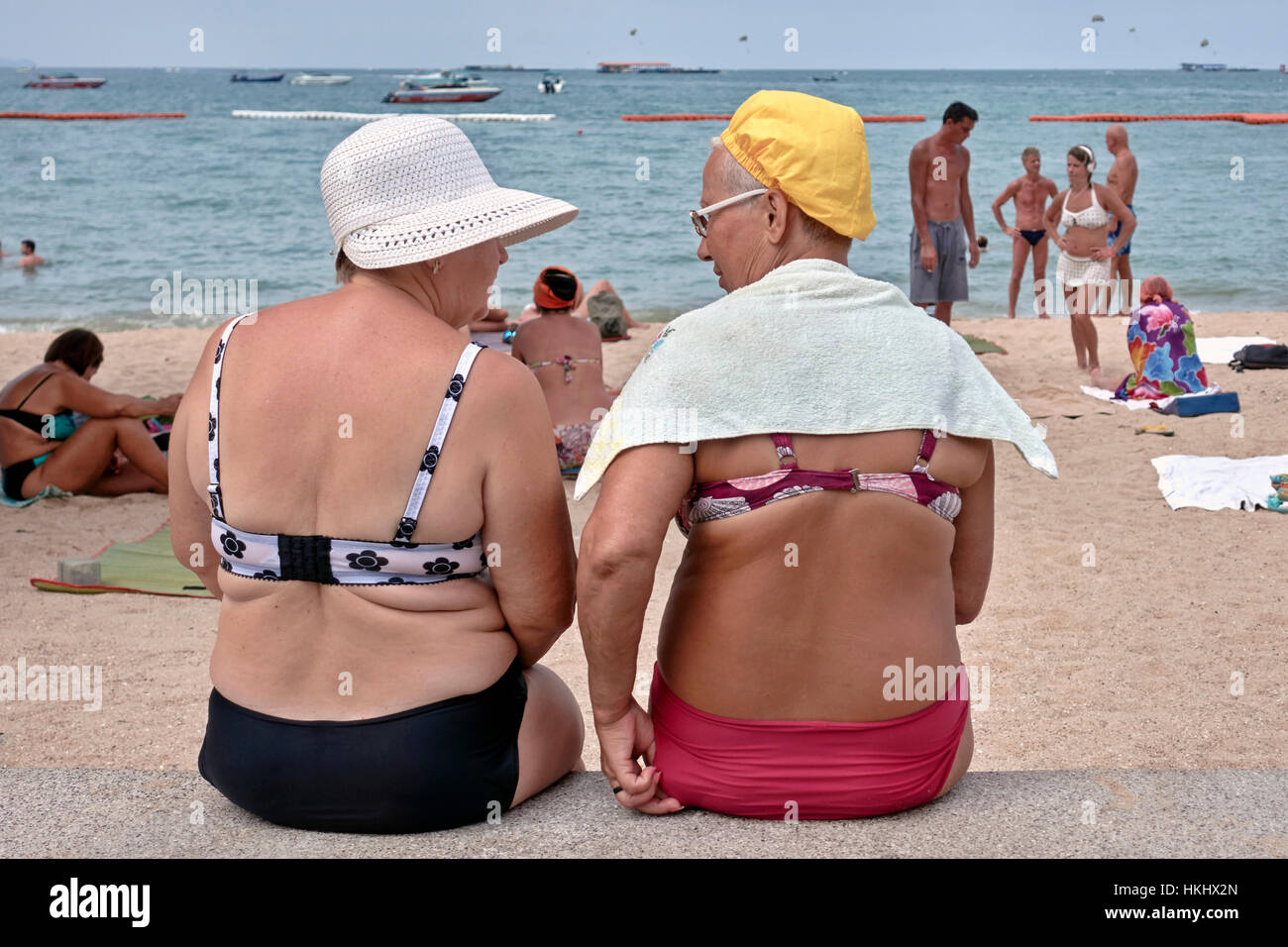 Amüsante Bild erinnert an die 1950er Jahre UK Postkarten mit zwei ältere Damen am Meer. Stockfoto