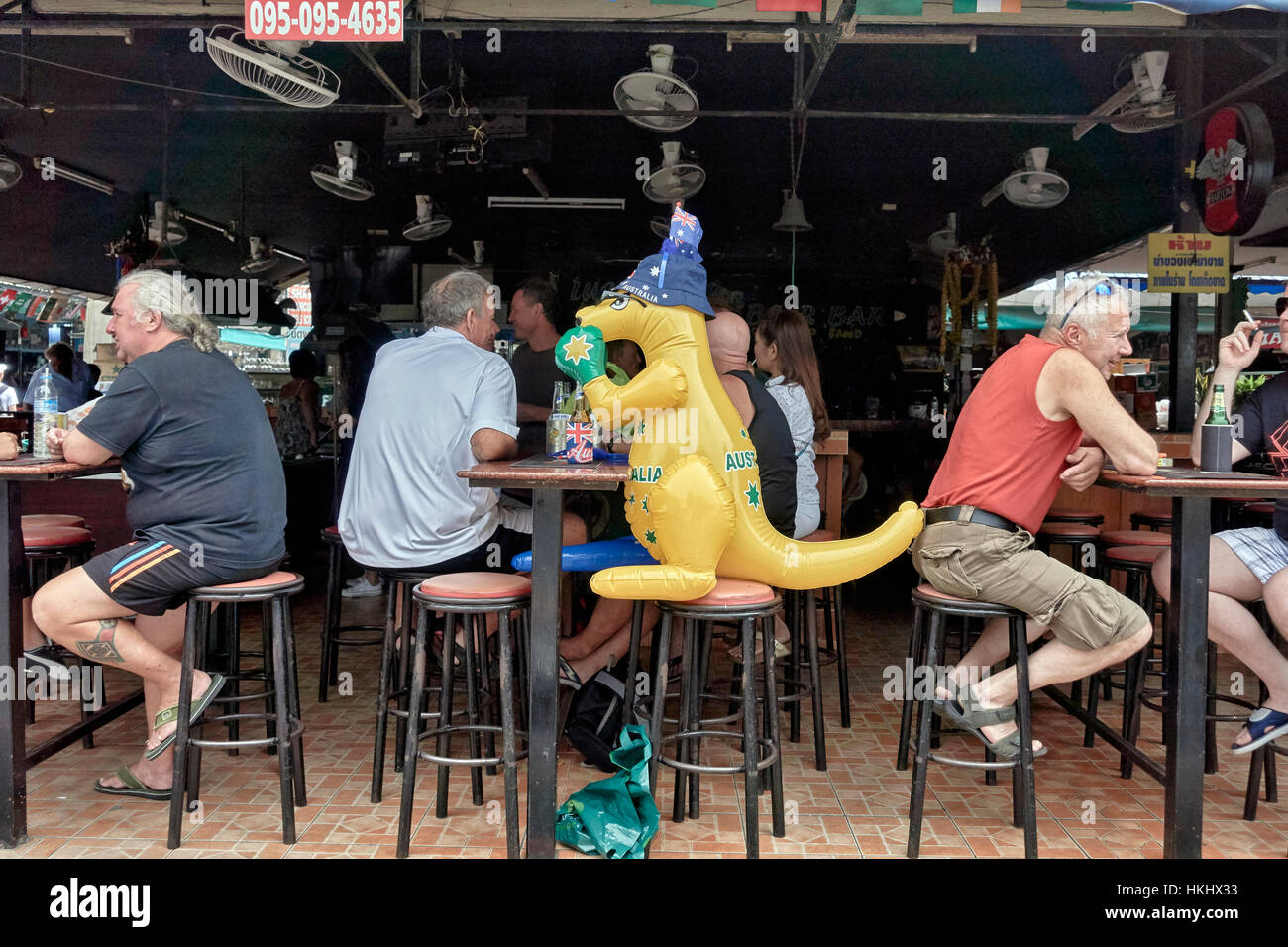 Bierbar, die von australischen Touristen und Einheimischen besucht wird, mit einem Ballon mit Känguru-Ballon. Thailand Südostasien Stockfoto