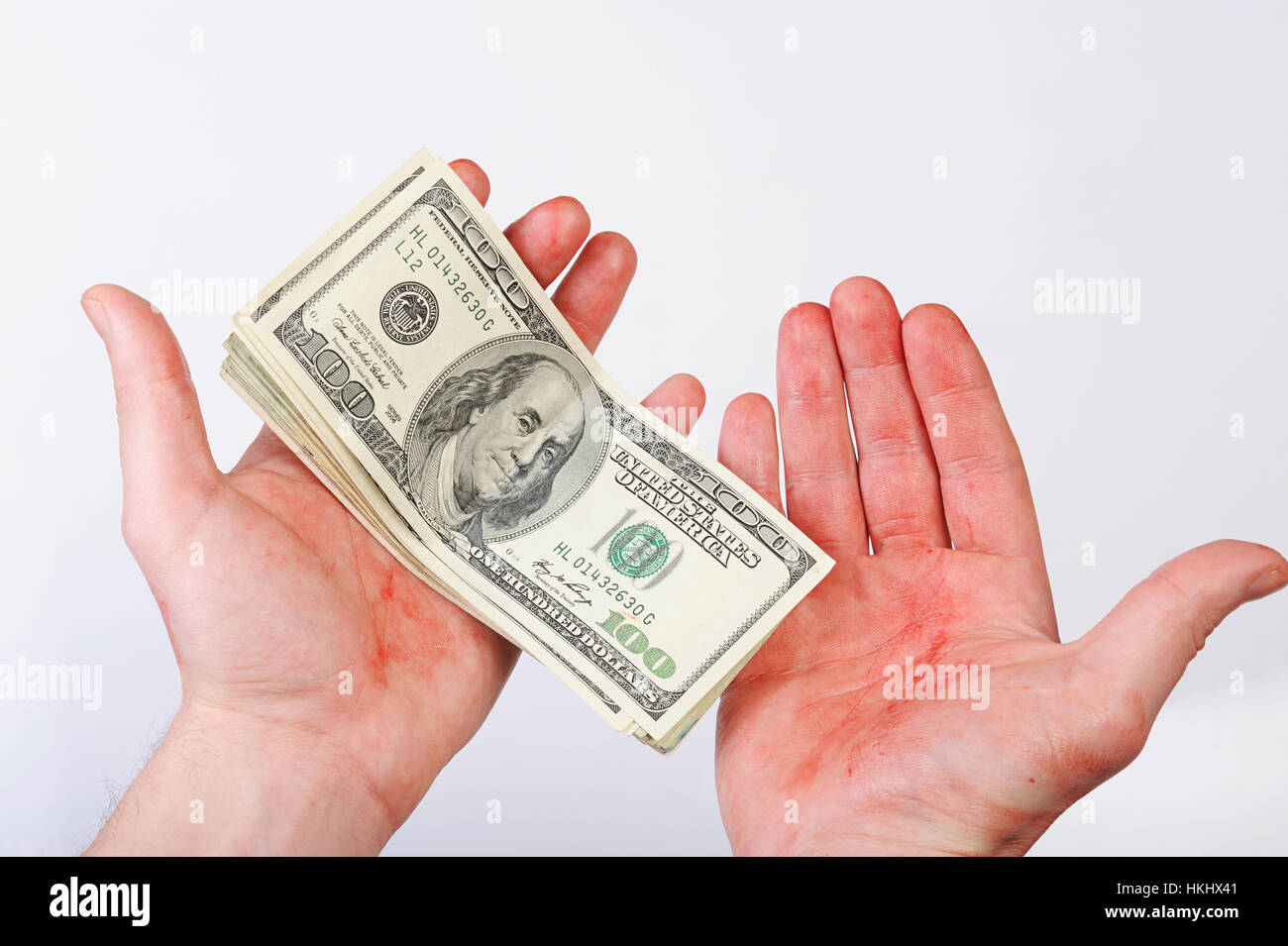 Blut-Hand halten Geld Dollar auf weiß Stockfoto