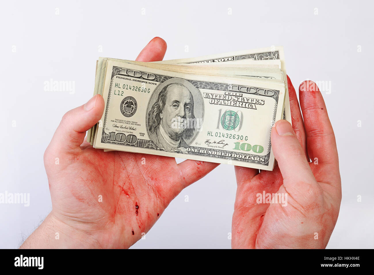 Dollar in der Hand mit Blut auf weißem Hintergrund Stockfoto
