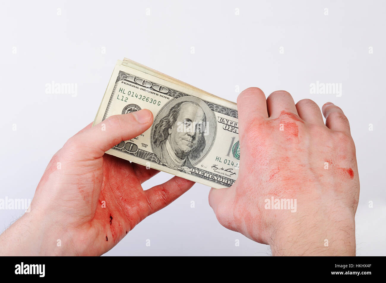 Geld in Händen der Blut isoliert auf weißem Hintergrund Stockfoto