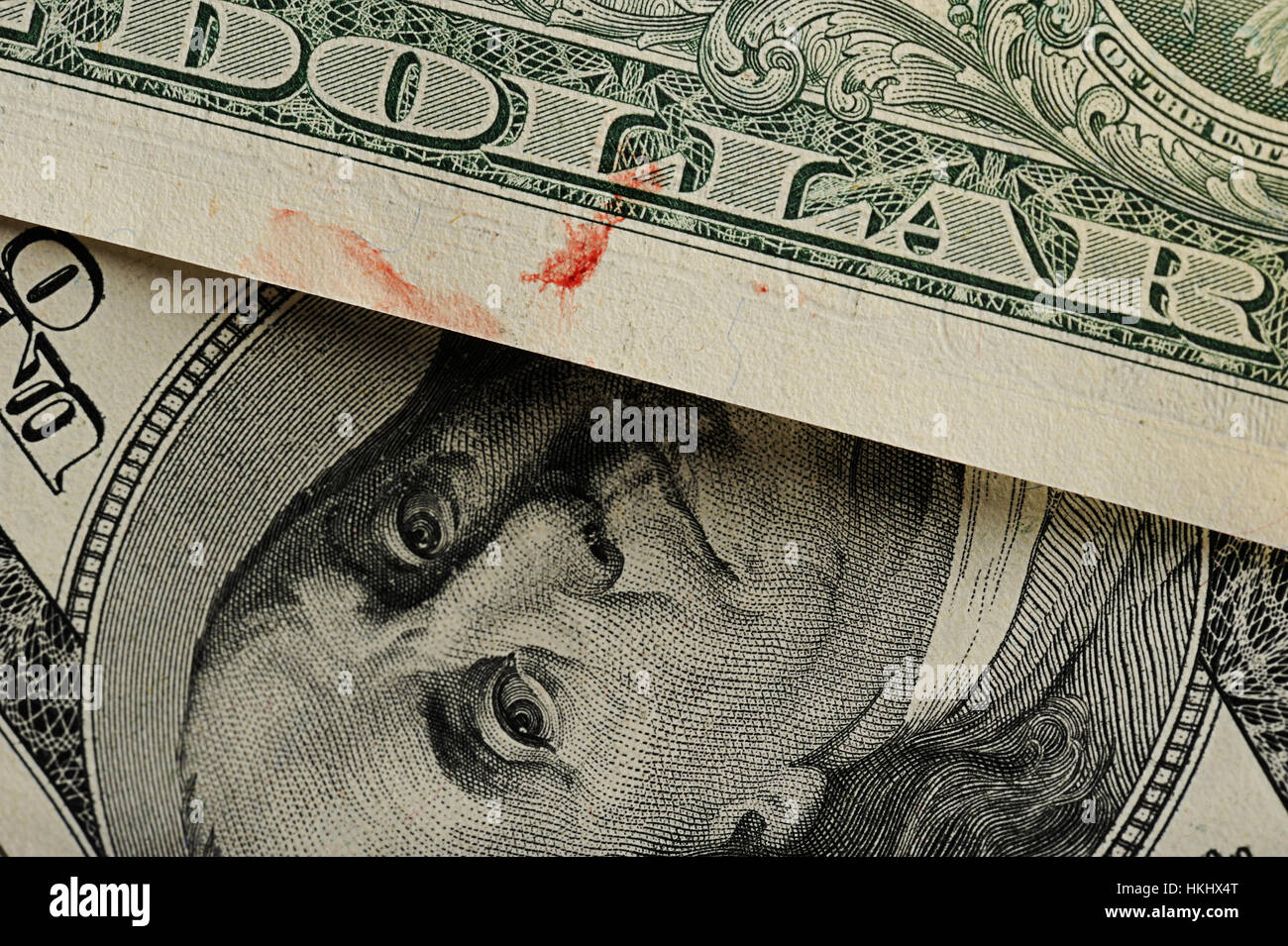 Franklin-Dollar-Banknote mit Blut hautnah Stockfoto