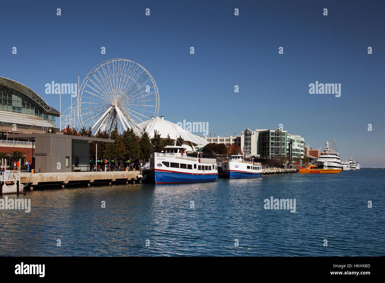 Navy Pier Chicago mit Booten Stockfoto