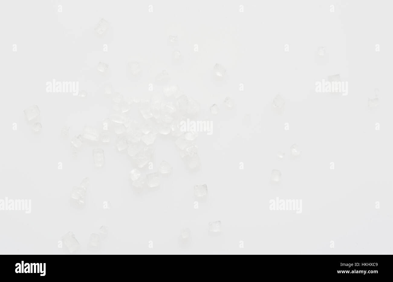 Zuckerkristalle isoliert auf weißem Hintergrund Stockfoto