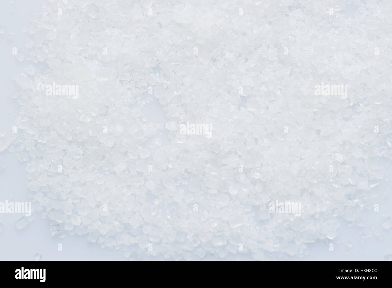 Zuckerkristalle lag auf weißem Hintergrund Stockfoto