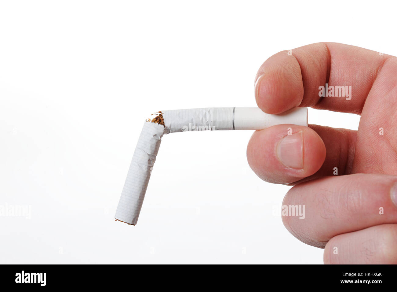 Nahaufnahme eines gebrochenen Zigarette in der Hand, isoliert auf weiss Stockfoto Nahaufnahme eines gebrochenen Zigarette in der Hand, isoliert auf weiss Stockfoto