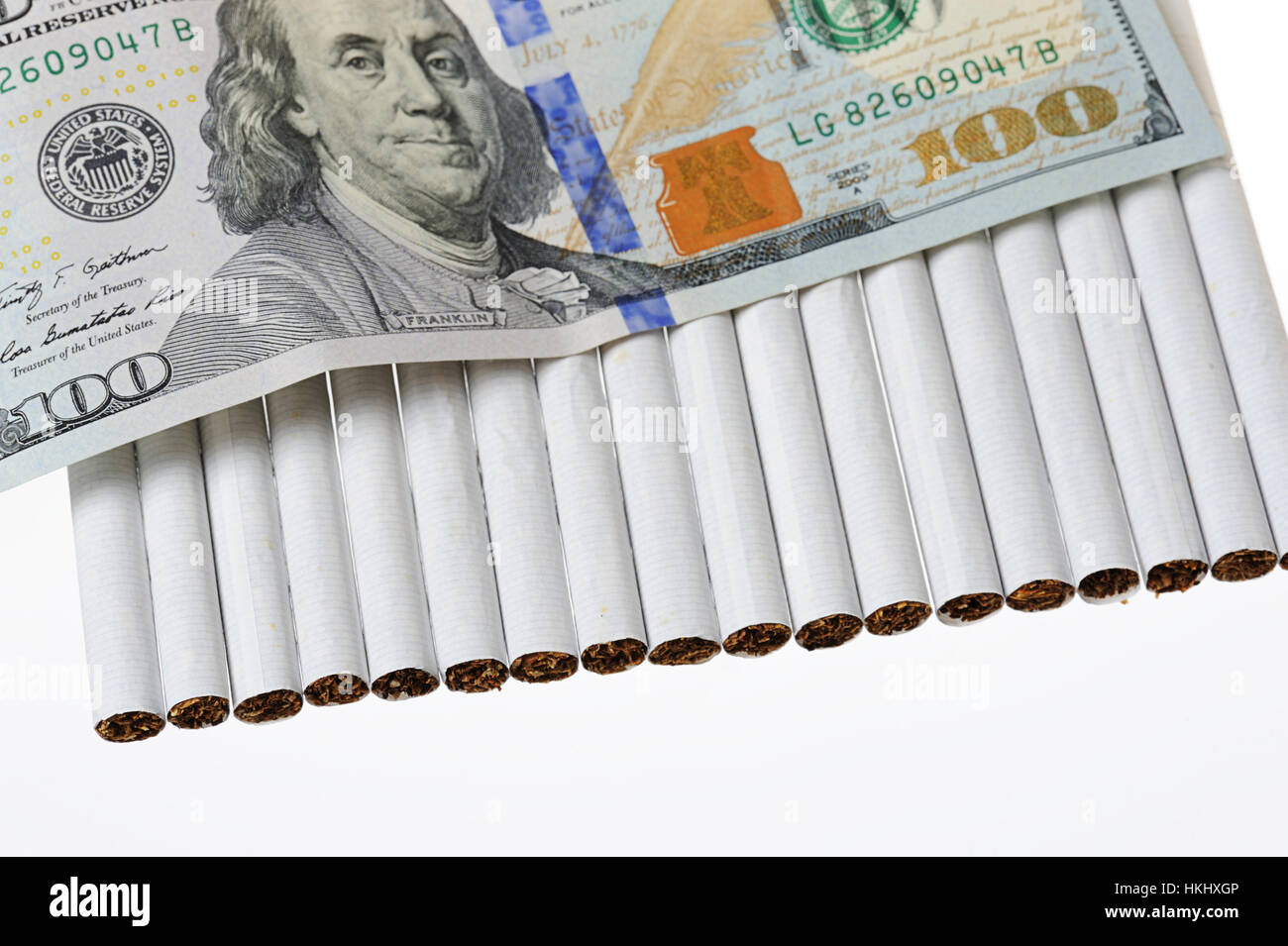 Zigaretten und Dollar Geldschein isoliert auf weiss Stockfoto