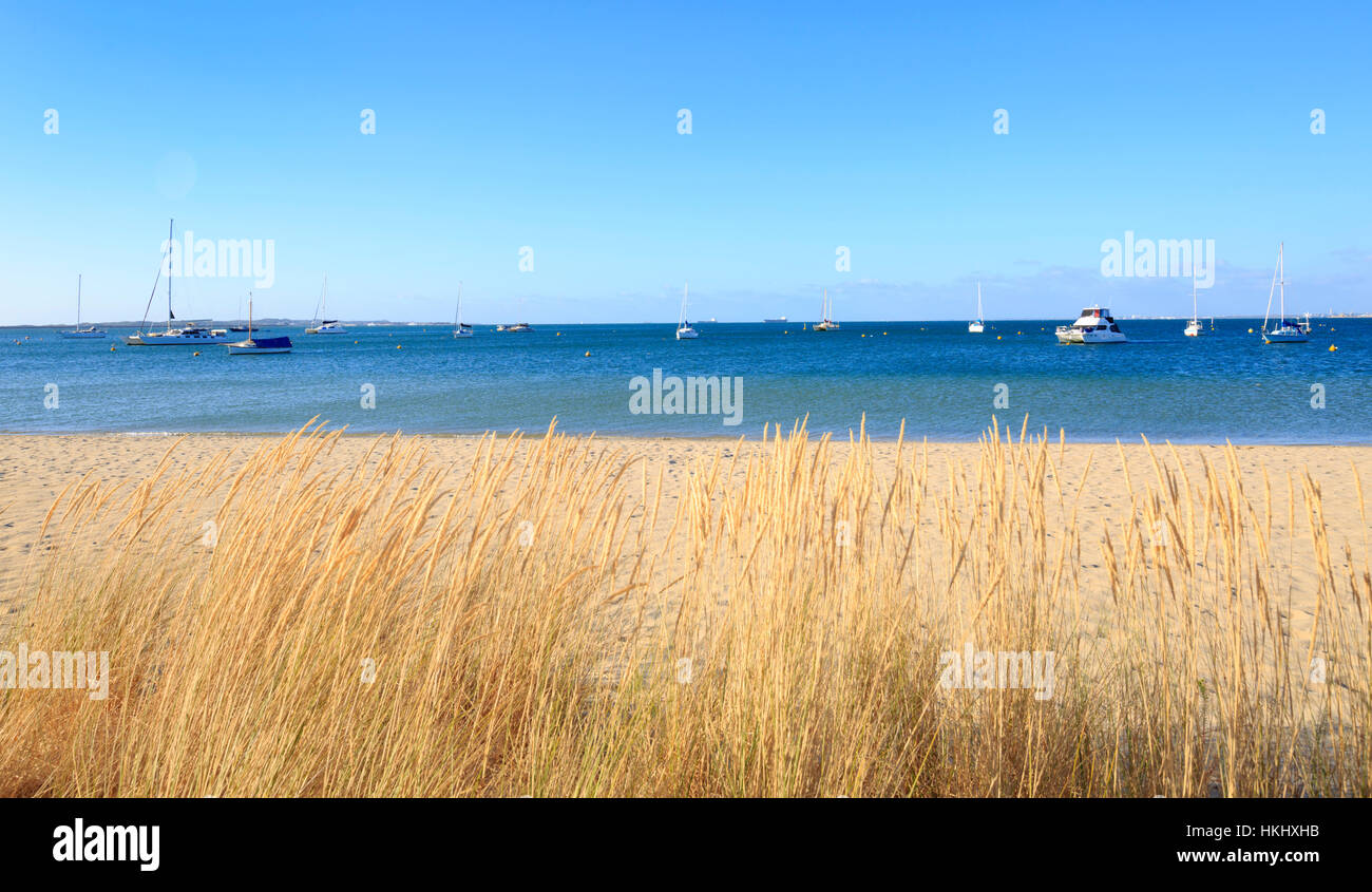 Boote vertäut Rockingham Strand Stockfoto
