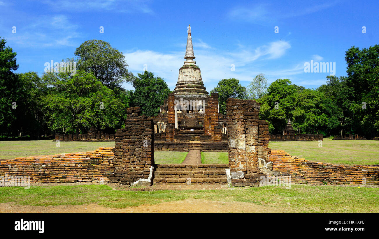 Historical Park Wat Chang Lom Tempel Mitte Hauptansatz in Sukhothai Welterbe Stockfoto