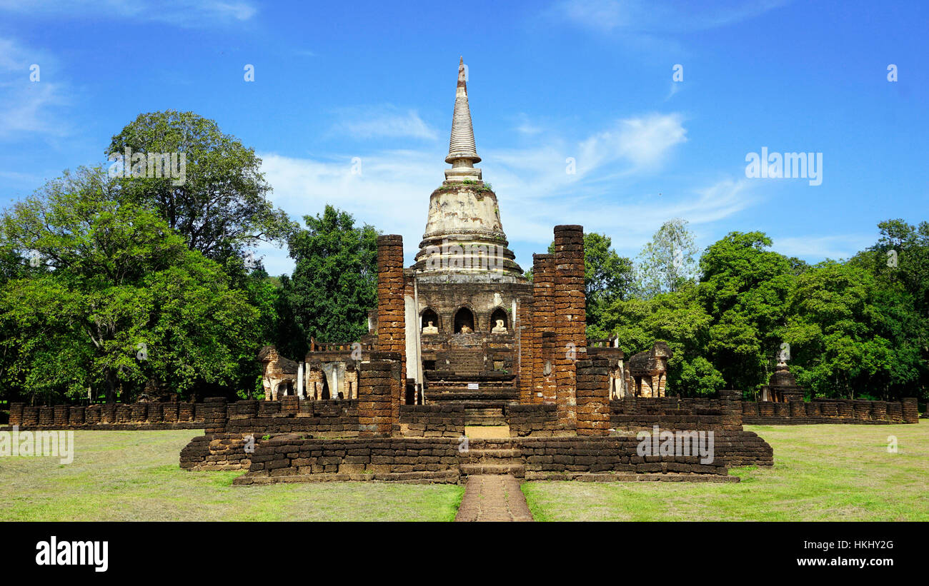 Historical Park Wat Chang Lom Tempel Mitte Hauptansatz in Sukhothai Welterbe Stockfoto