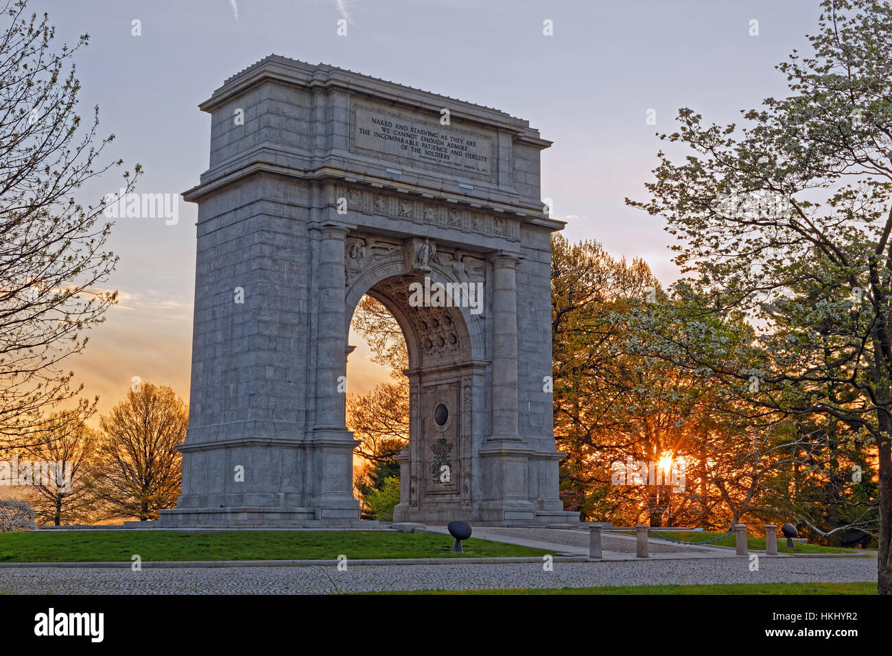 Frühling Sonnenaufgang am National Memorial Arch in Valley Forge National Historical Park, Pennsylvania, USA. Stockfoto