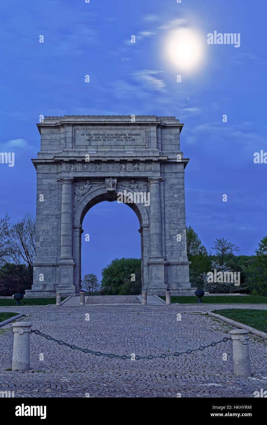 Frühling-Mondschein auf dem National Memorial Arch bei Valley Forge National Historical Park in Pennsylvania, USA. Stockfoto