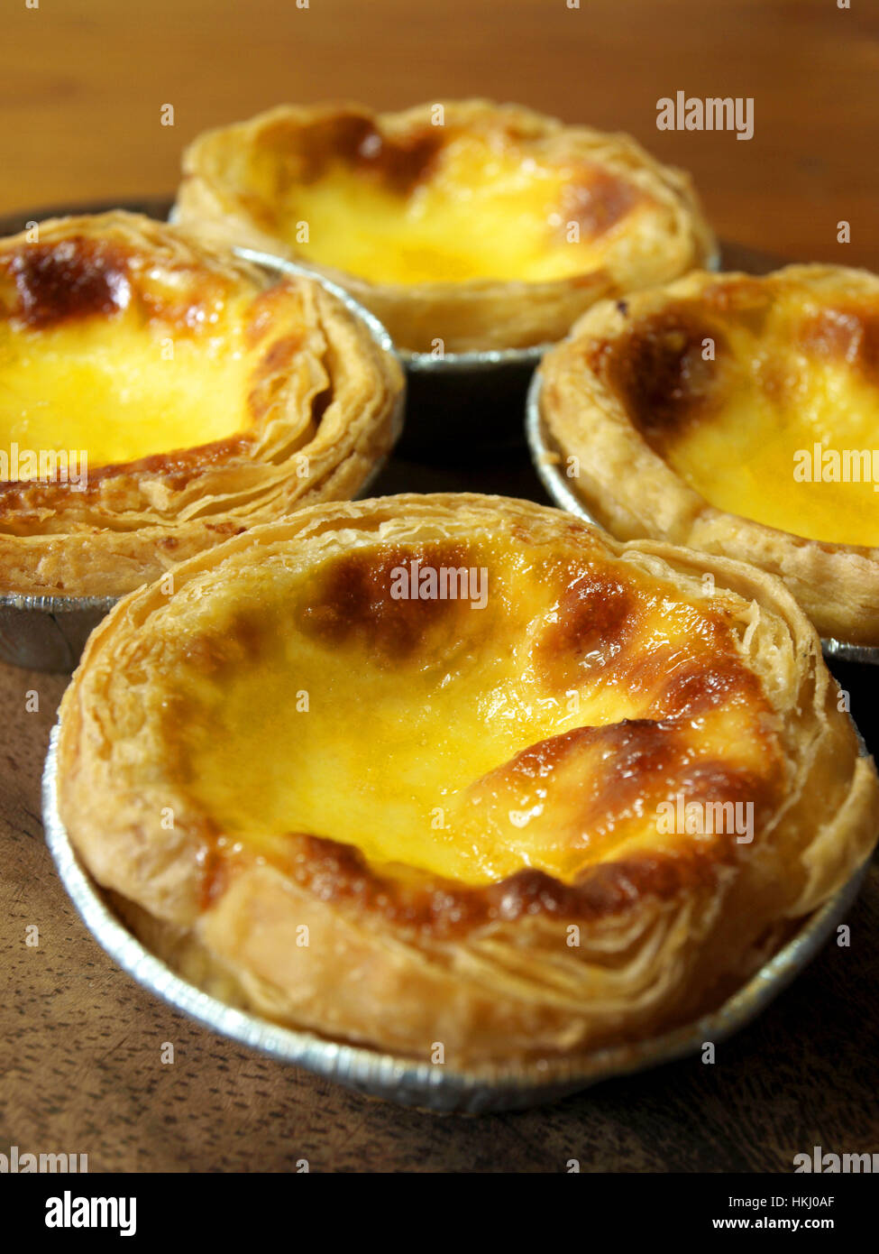 Blätterteig-Ei-Torte auf Holz Hintergrund Stockfoto