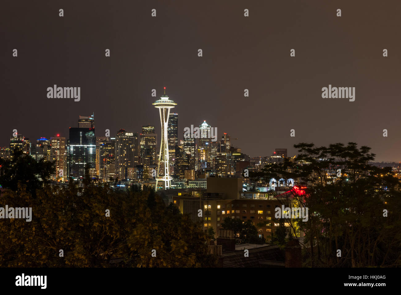 Eine Nachtaufnahme von Seattle Skyline von Queen Anne Hill mit der legendären Space Needle; Seattle, Washington, Vereinigte Staaten von Amerika Stockfoto