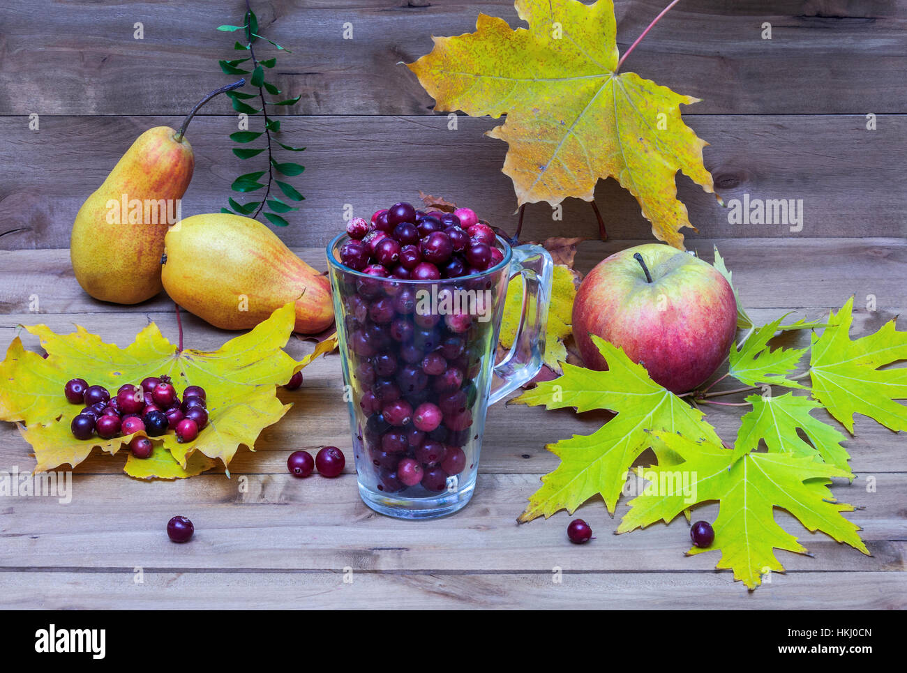 Auf einer hölzernen Oberfläche Lüge Blätter im Herbst in einem Glas auf ...