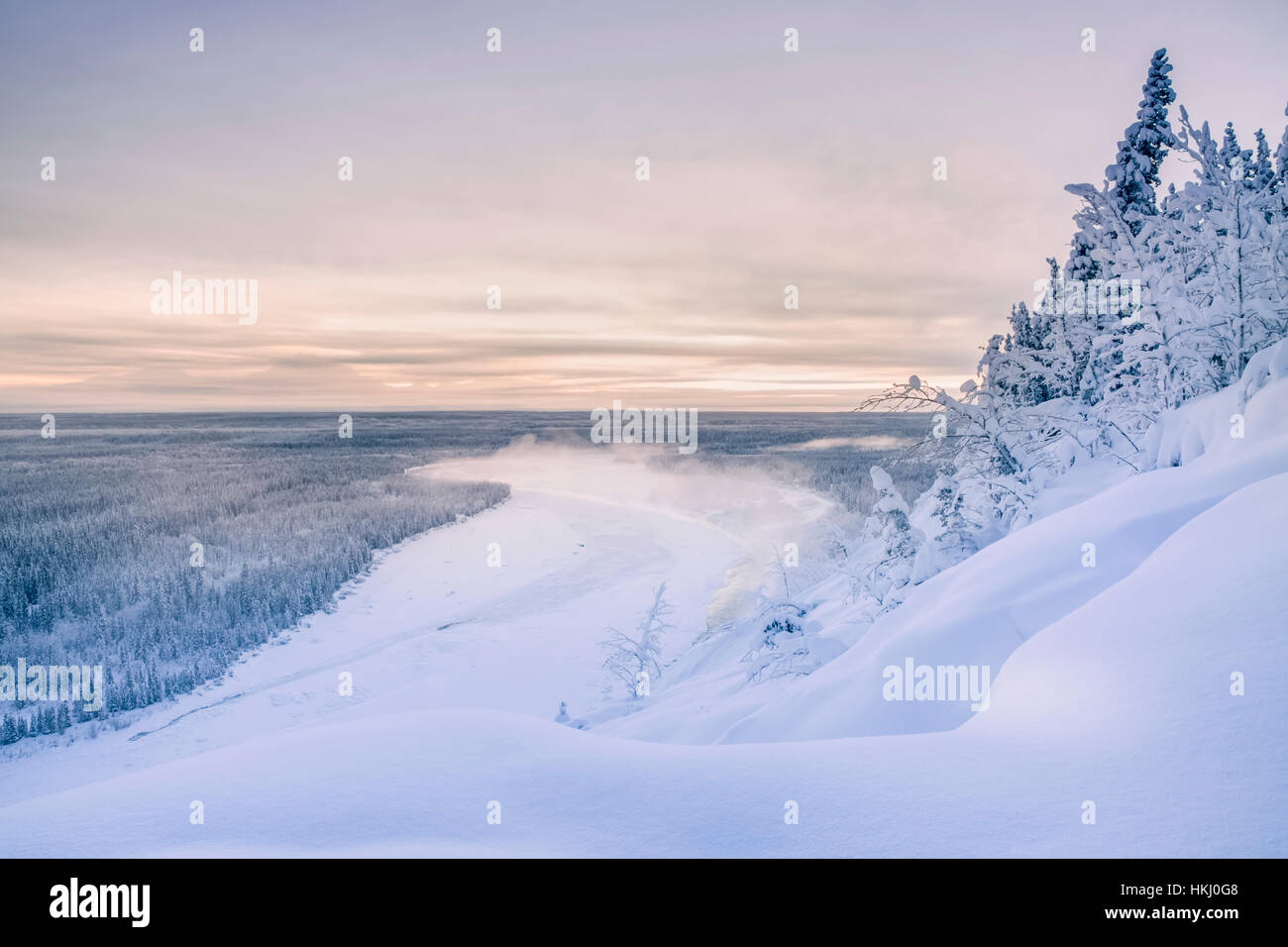 Nebel steigt aus dem Copper River an Einem kalten Winterabend, warmes Sonnenuntergang Licht Gießen Mount Drum in Schatten im Hintergrund, Copper River Valle... Stockfoto