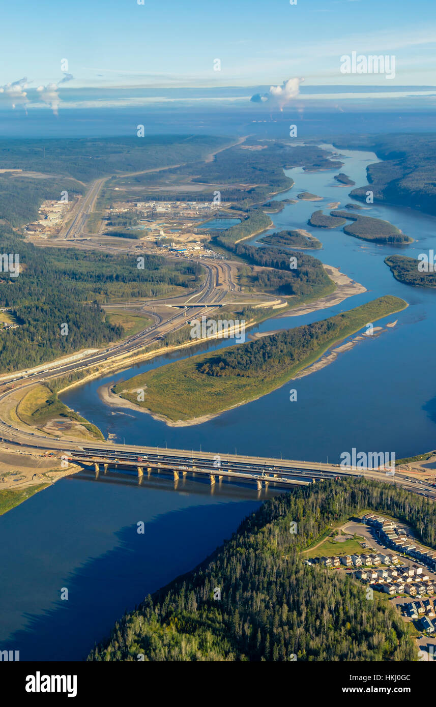 Diese Luftaufnahme Zeigt Die Stadt Fort Mcmurray Alberta Und Den Athabasca River Mit Den Regionalen Ölsandbergwerken, Die In Den Far Dis... Stockfoto