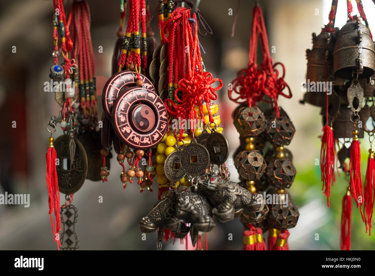 Einige traditionelle chinesische Ornamente im Ladengeschäft Straße; Taipei, Taiwan, China Stockfoto