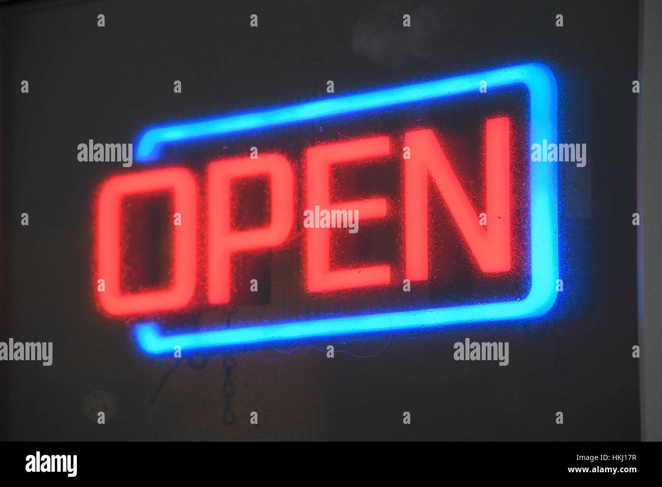 Neon "Schild im Fenster des Fast-Food-Restaurant zu öffnen Stockfoto