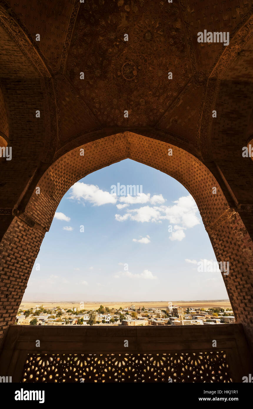 Bogen Sie mit verzierten Steinen auf der Open-Air-Galerie im dritten Stock der Kuppel Soltaniyeh; Soltaniyeh, Zanjan, Iran Stockfoto