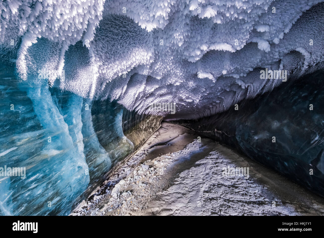 Raureif bedeckt die Decke eines Tunnels unter dem Eis des Gletschers Canwell dehnen; Alaska, Vereinigte Staaten von Amerika Stockfoto