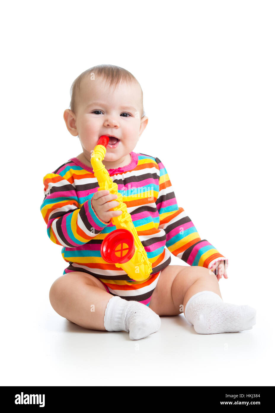 Lustige Babymädchen spielen mit Spieluhr isoliert Stockfoto