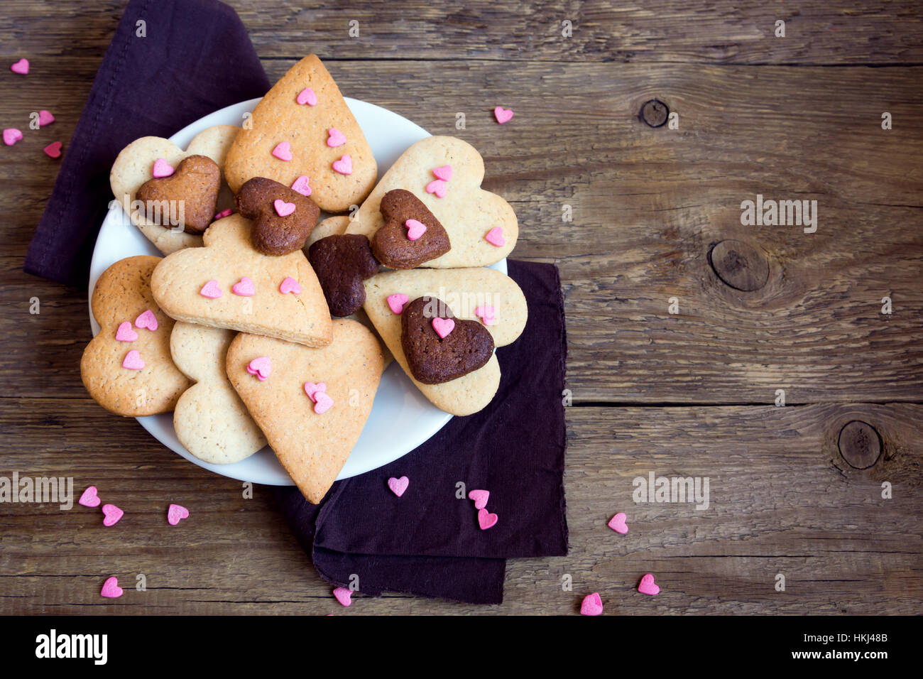 Herzförmige Cookies auf rustikalen hölzernen Hintergrund für Valentinstag - selbstgemachter festliche Kuchen Buiscuits Cookies, Valentinstag Liebe Konzept Stockfoto