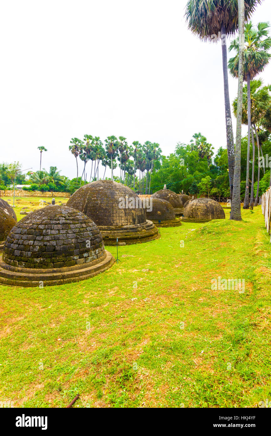 Alte buddhistische Kandarodai Dagobas oder Stupas stehen in der Mitte von einem Feld in Chunnakam, Jaffna, Sri Lanka. Vertikal Stockfoto