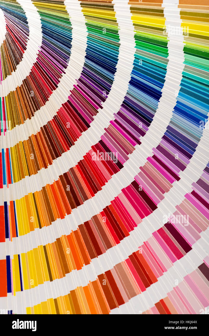 Nahaufnahme der Farbaufnehmer Fan Deck mit unterschiedlichsten Farben Regenbogen bilden. Hintergrund-Konzept Stockfoto