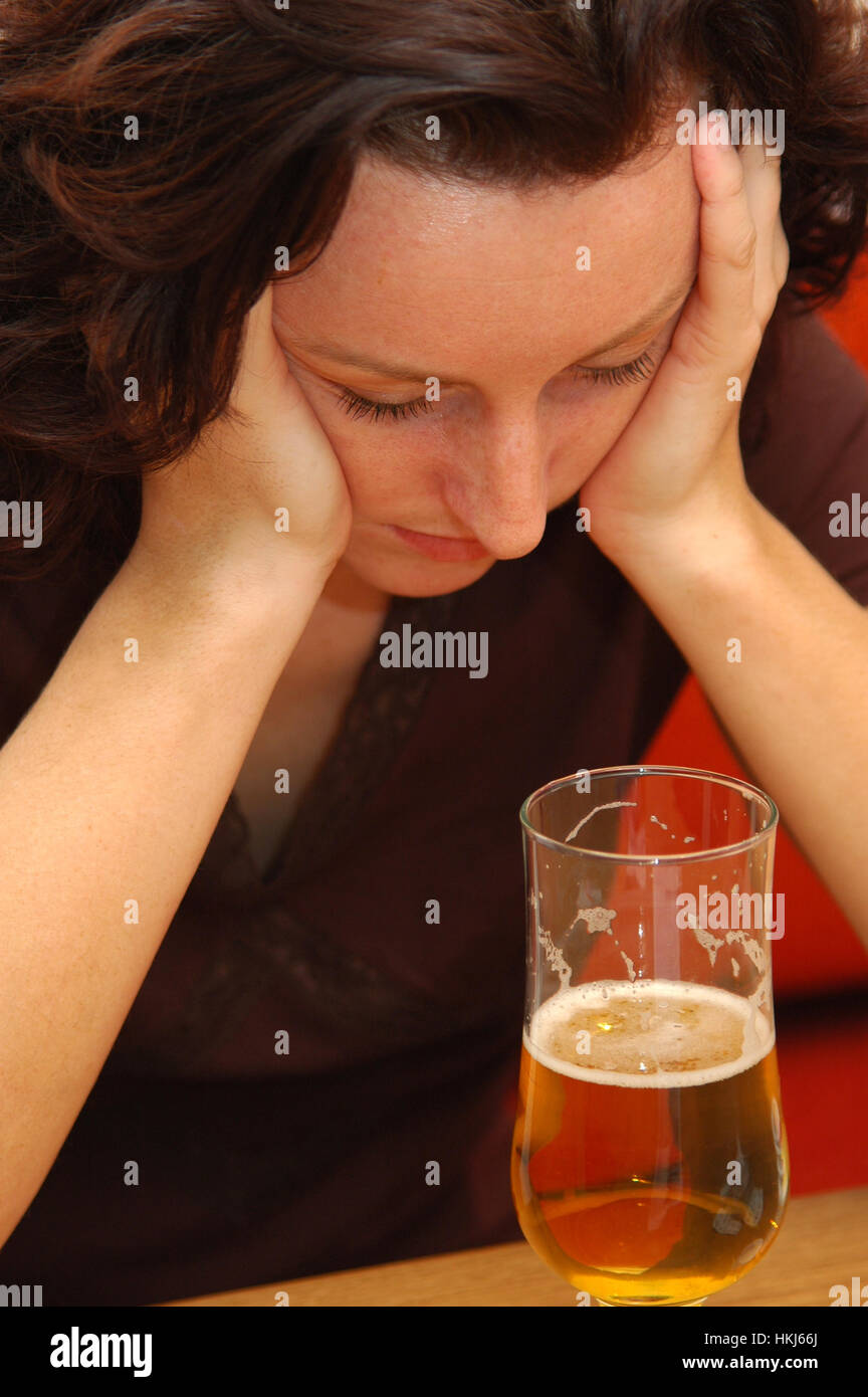Frustriert, junge Frau trinkt Alkohol Stockfoto