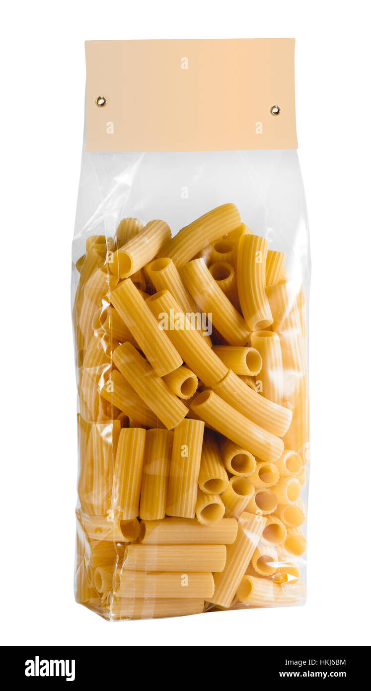 Plastikbeutel mit Papier Label füllen mit Pasta isoliert auf weißem Hintergrund Stockfoto