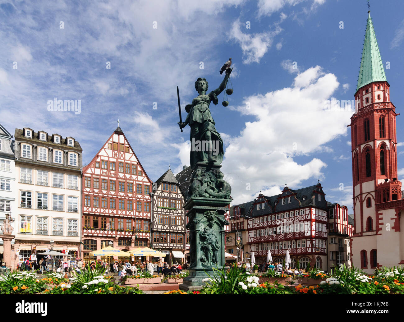 Frankfurt Am Main: Römerberg; Gut, Gerechtigkeit Ostlinie mit Fachwerkhäusern und alten Nikolaikirche, Römer, Hessen, Hessen, Deutschland Stockfoto