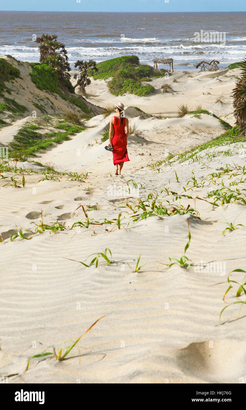Die Frau im roten Kleid, Dünen am Ufer, Tana River Delta, Kenia Stockfoto