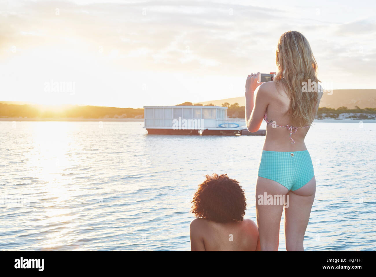 Junge Frau im Bikini fotografieren Hausboot auf sonnigen Sommer Meer Stockfoto