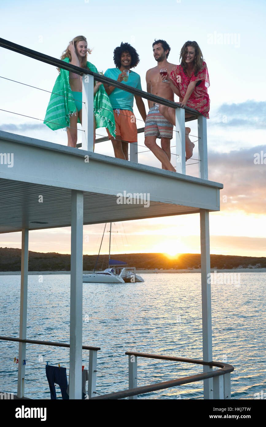 Jungen Freunden rumhängen und trinken auf Sommer Hausboot bei Sonnenuntergang Stockfoto