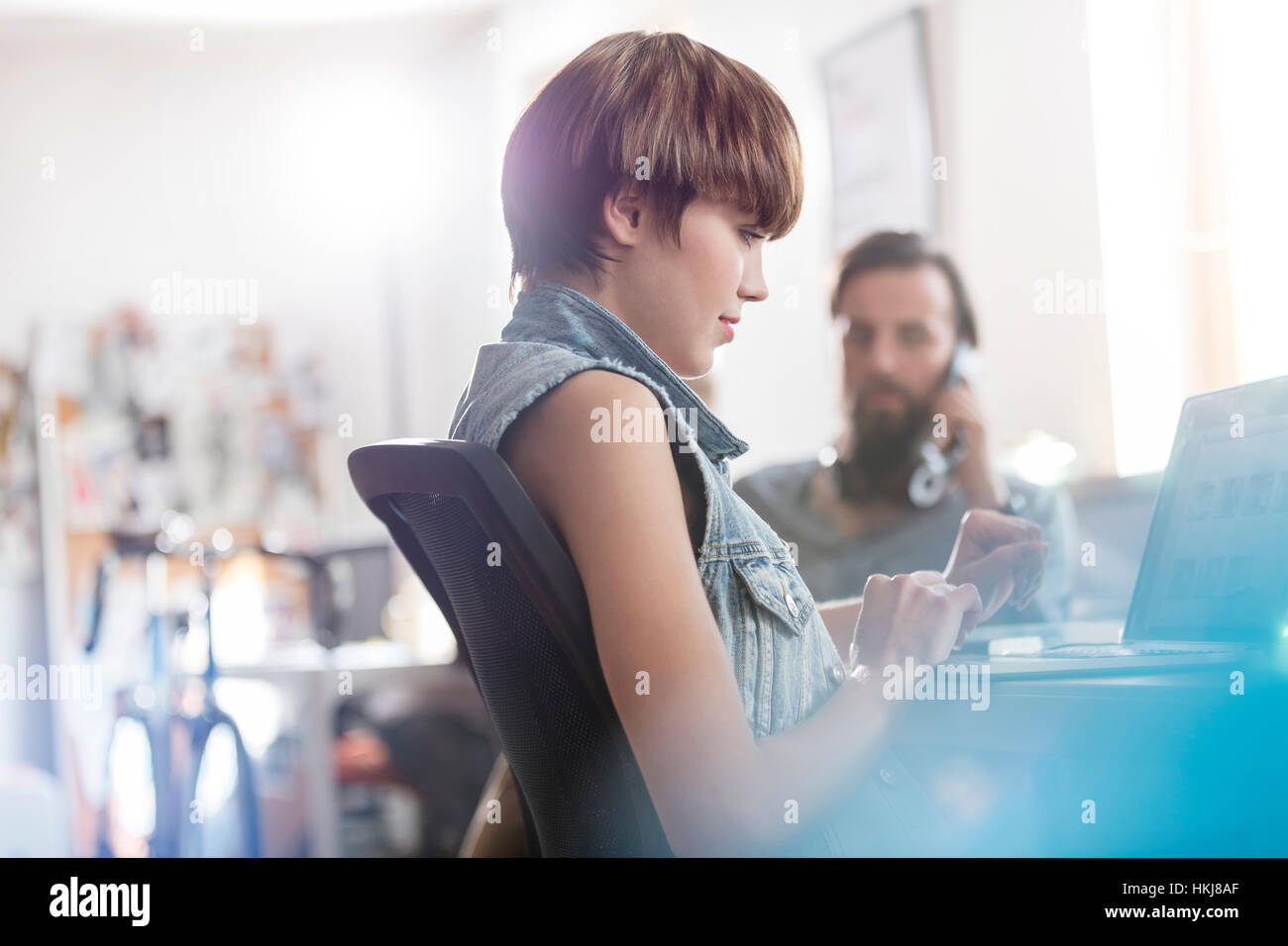 Weibliche Design-Profi arbeiten am Laptop im Büro Stockfoto