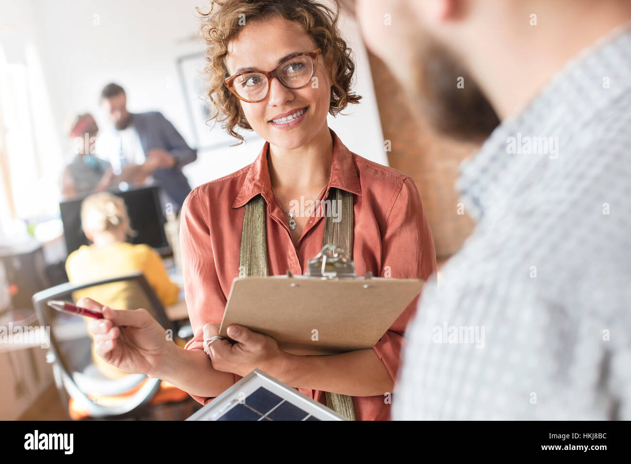 Design-Profis mit Zwischenablage Gespräch im Büro Stockfoto