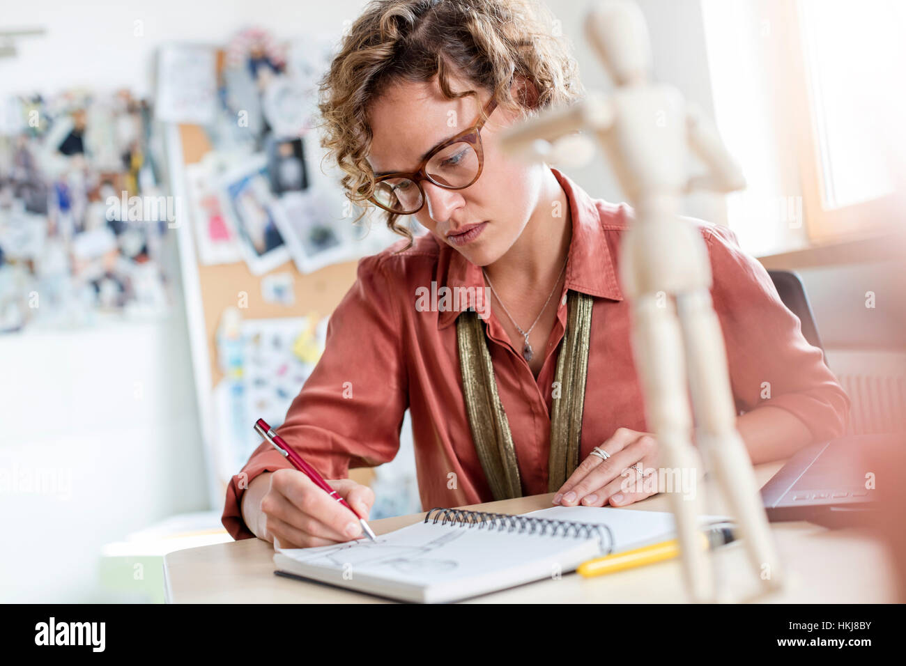 Konzentriert, weibliches Design professionelle skizzieren im Notebook im Büro Stockfoto
