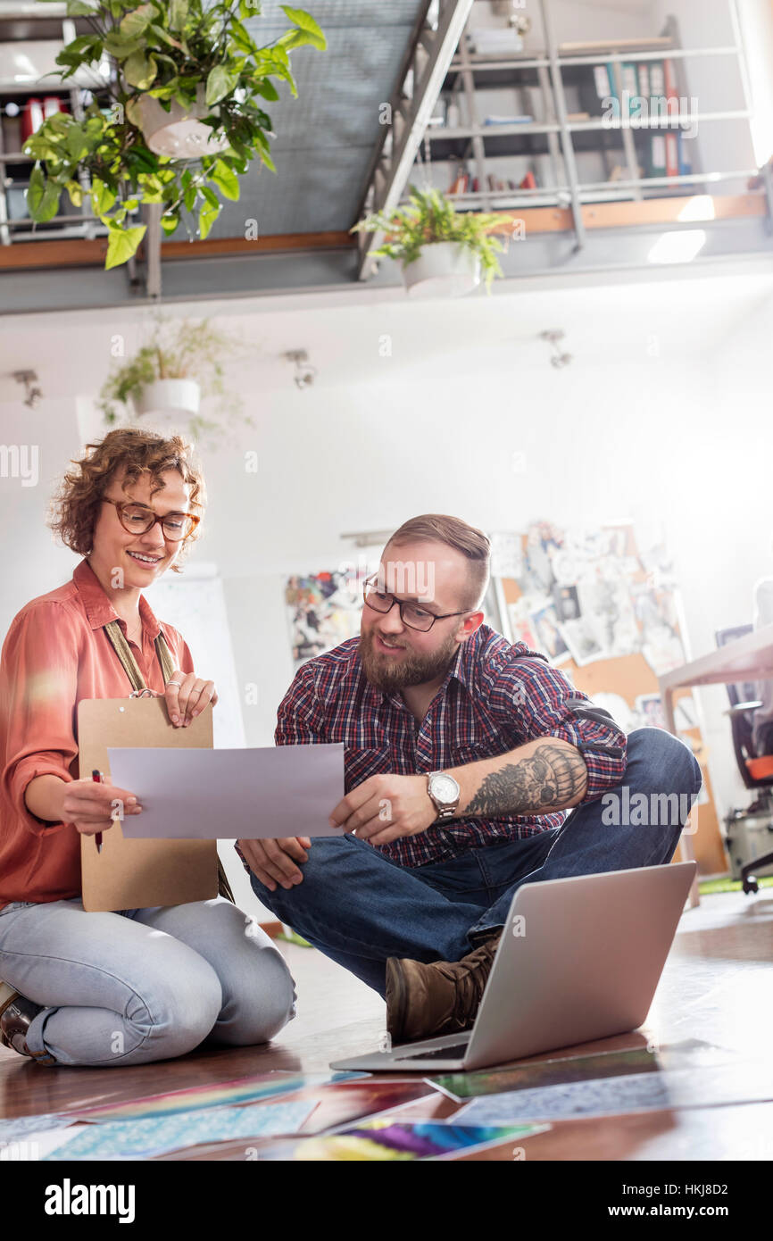 Design-Profis diskutieren Beweise am Laptop auf Büroetage Stockfoto