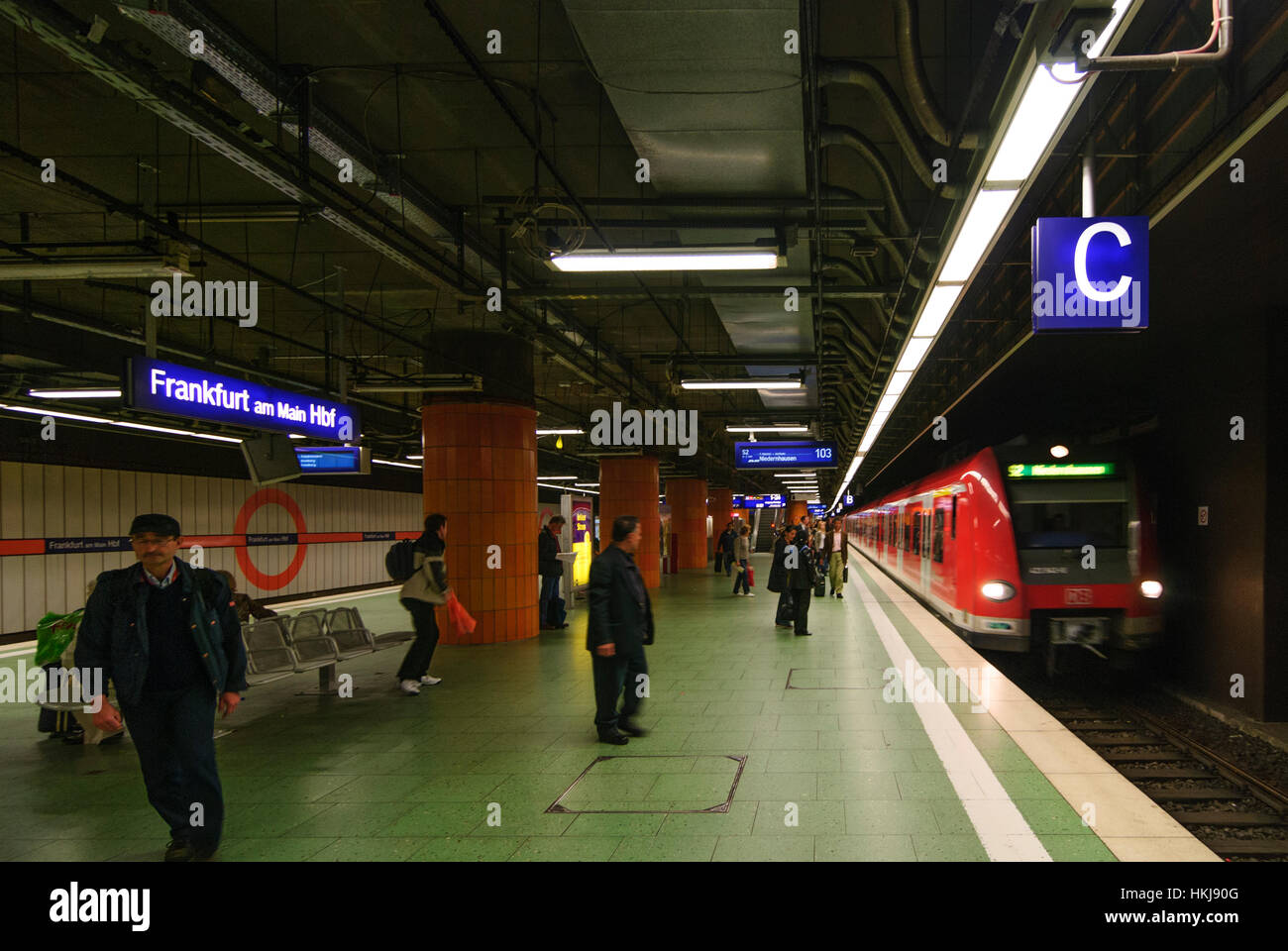 Frankfurt Am Main: Hauptbahnhof; Erdgeschoss mit S-Bahn, Hauptbahnhof, Hessen, Hessen, Deutschland Stockfoto