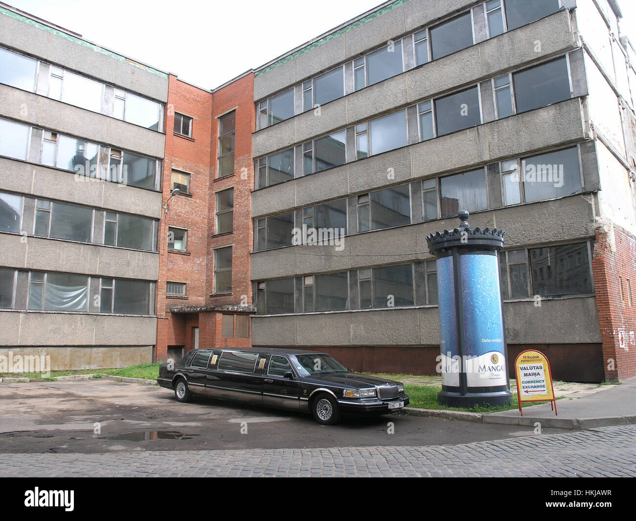 Limousine vor verlassenen Sozialistischen element Gebäude im Zentrum der Stadt Riga Lettland Stockfoto