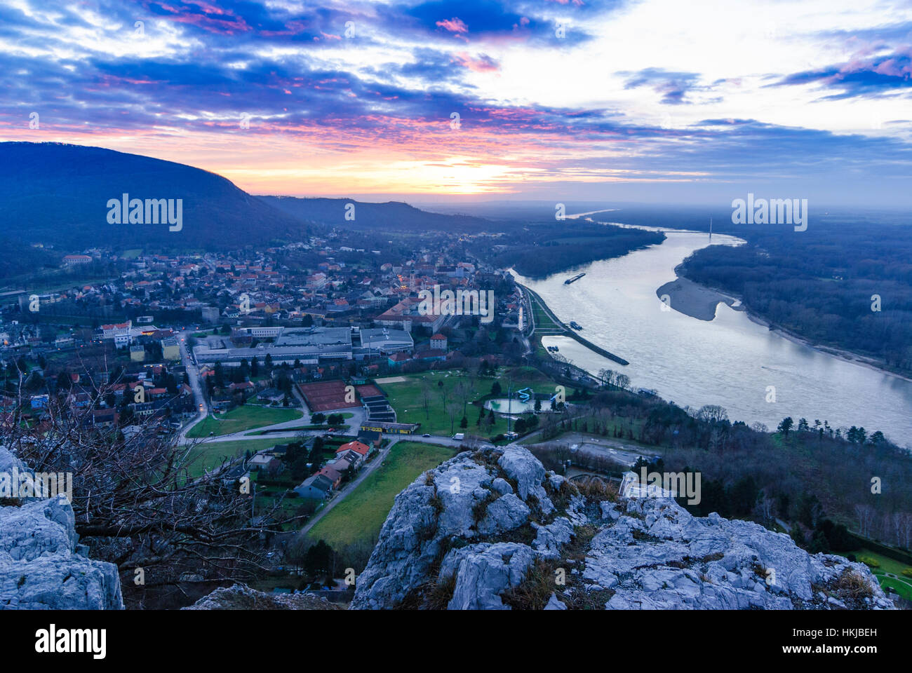 Hainburg an der Donau Blick vom Braunsberg auf Hainburg an der Donau