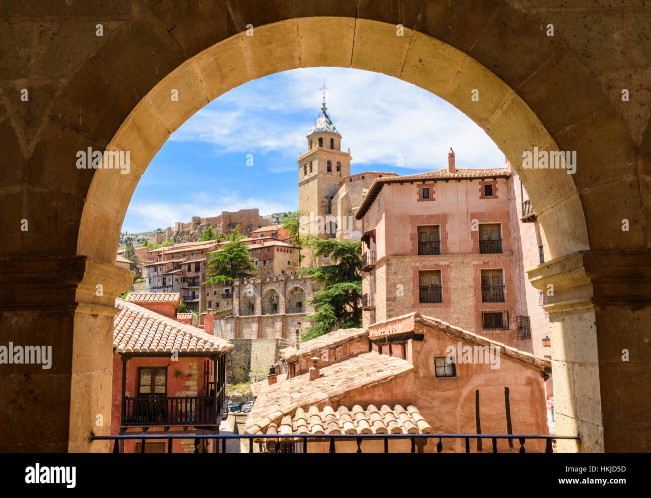 ALBARRACIN Kathedrale Glockenturm oberhalb der Altstadt, Albarracin, Teruel, Aragon, Spanien Stockfoto