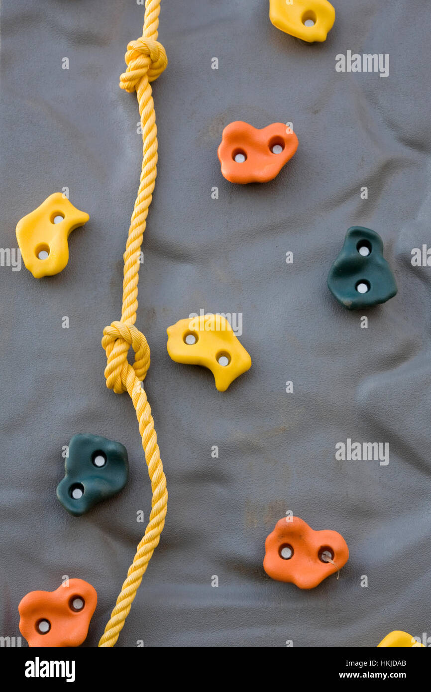 Nahaufnahme von Kleinkinder outdoor-Kletterwand. Stockfoto