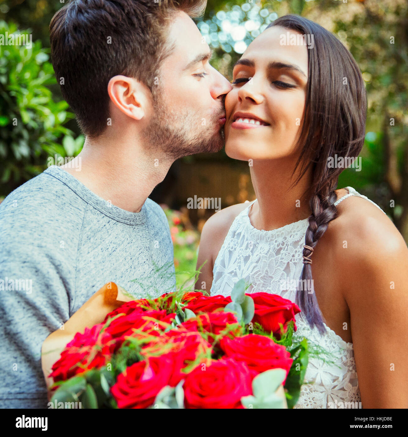 Liebevoller Mann Freundin Kusste Sie Auf Wange Rote Rose Bouquet Verleihen Stockfotografie Alamy