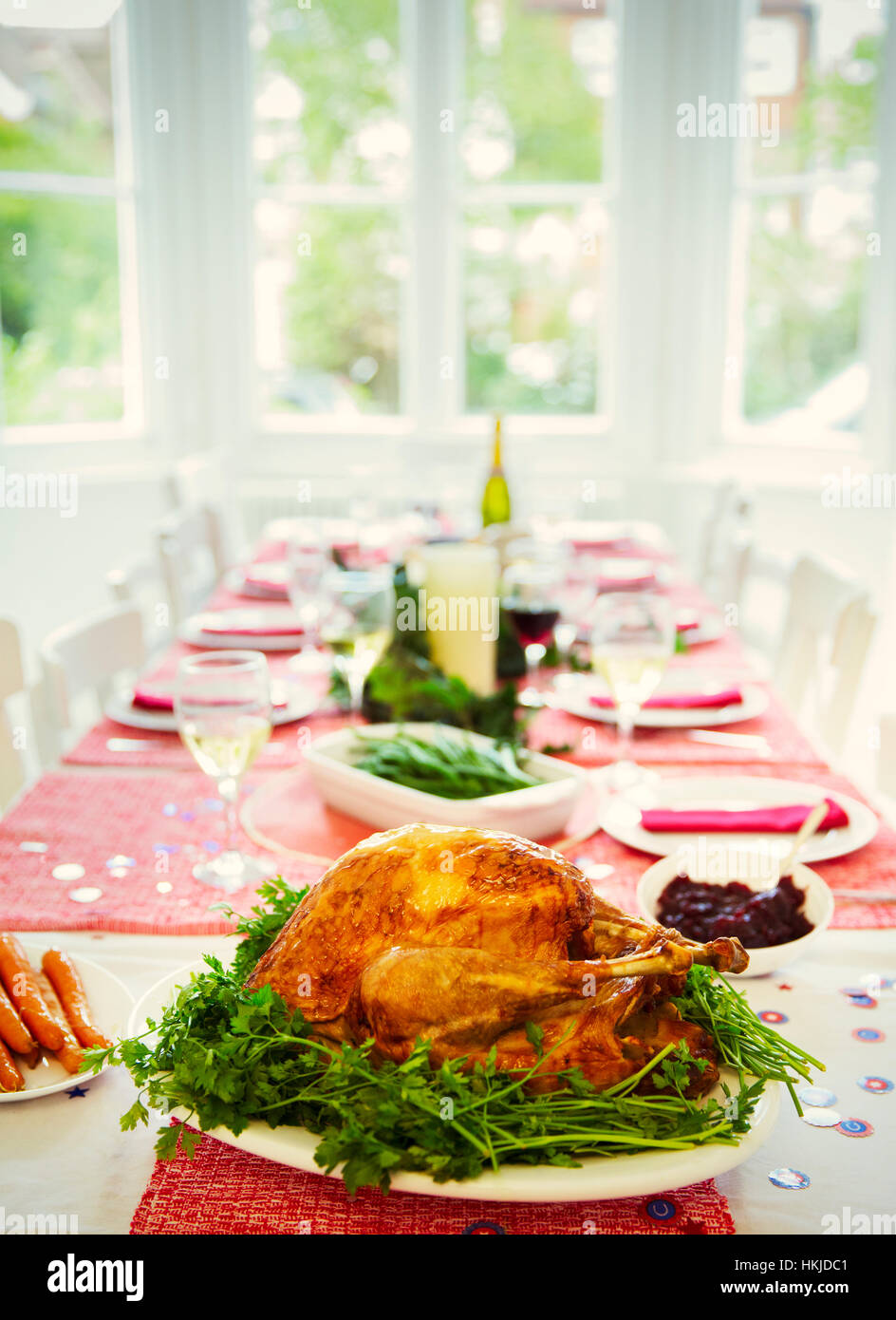 Abendessen Weihnachtsgans und Weißwein auf Esstisch Stockfoto