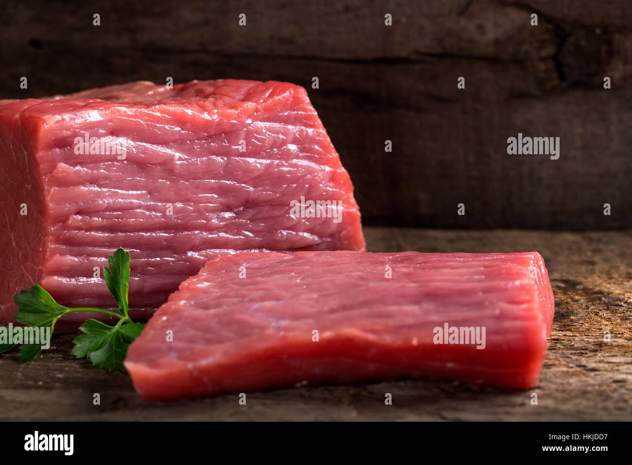 Fleisch essen: rohes Rinderfilet mit Petersilie auf Schneidebrett Stockfoto
