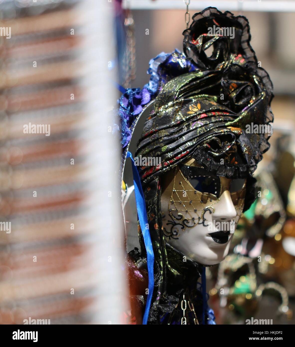 Venezianische Masquerade Ball Masken auf einem Marktstand in Venedig Italien Stockfoto