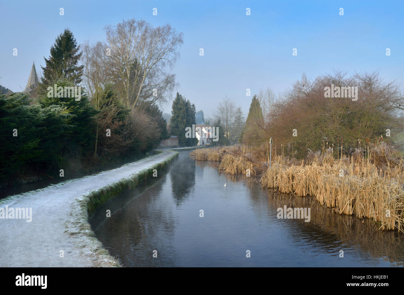 Lose Dorf, Maidstone, Kent, UK. Januar Wetter - harte Morgen Frost über losen Brooks - Bach durch das Dorf Stockfoto