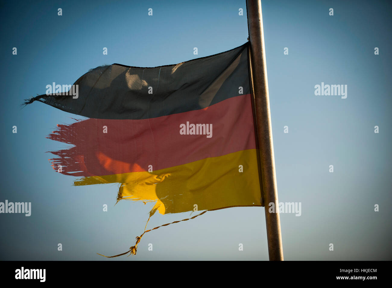Eine misshandelte und zerrissen deutsche Flagge. Stockfoto